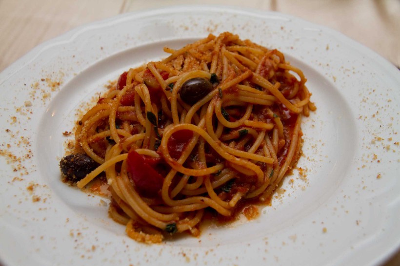 spaghetti alici menaica il rosso e il mare acciaroli
