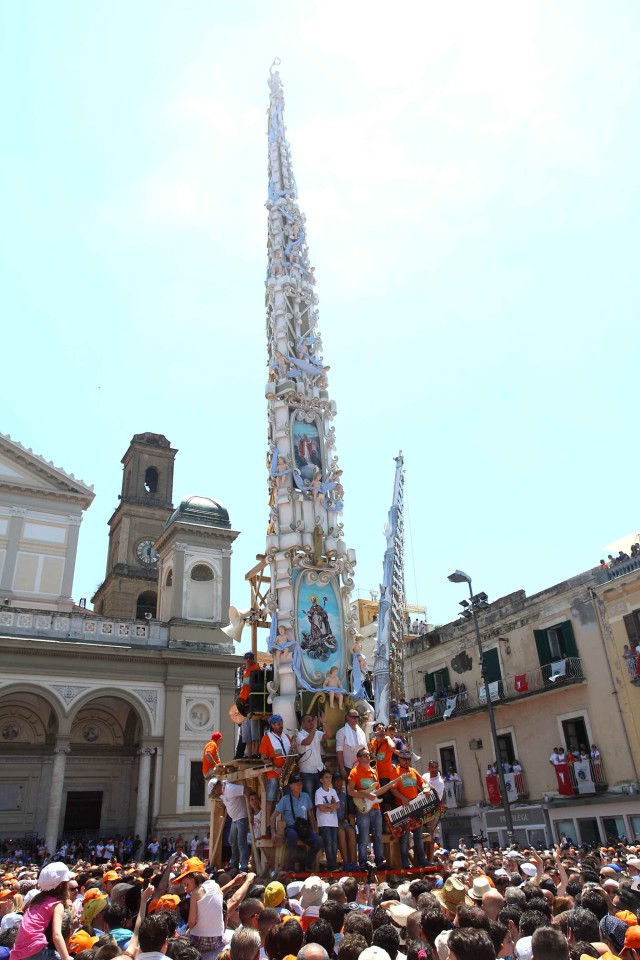 Festa-dei-Gigli-in piazza