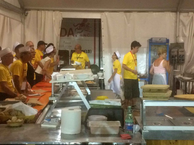 volontari cibo Festa Unità