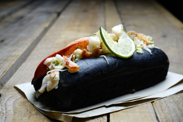 lobster roll in panino al carbone vegetale