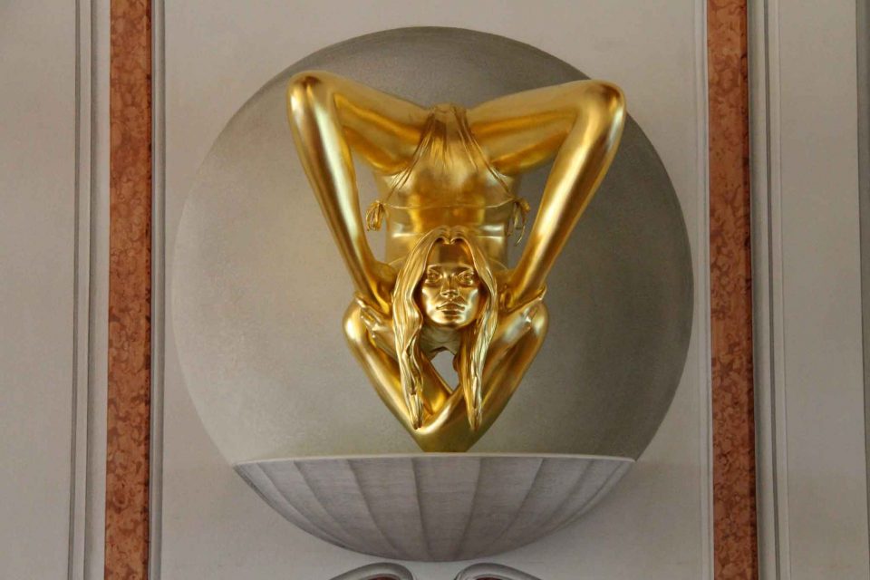 Marc Quinn scultura oro
