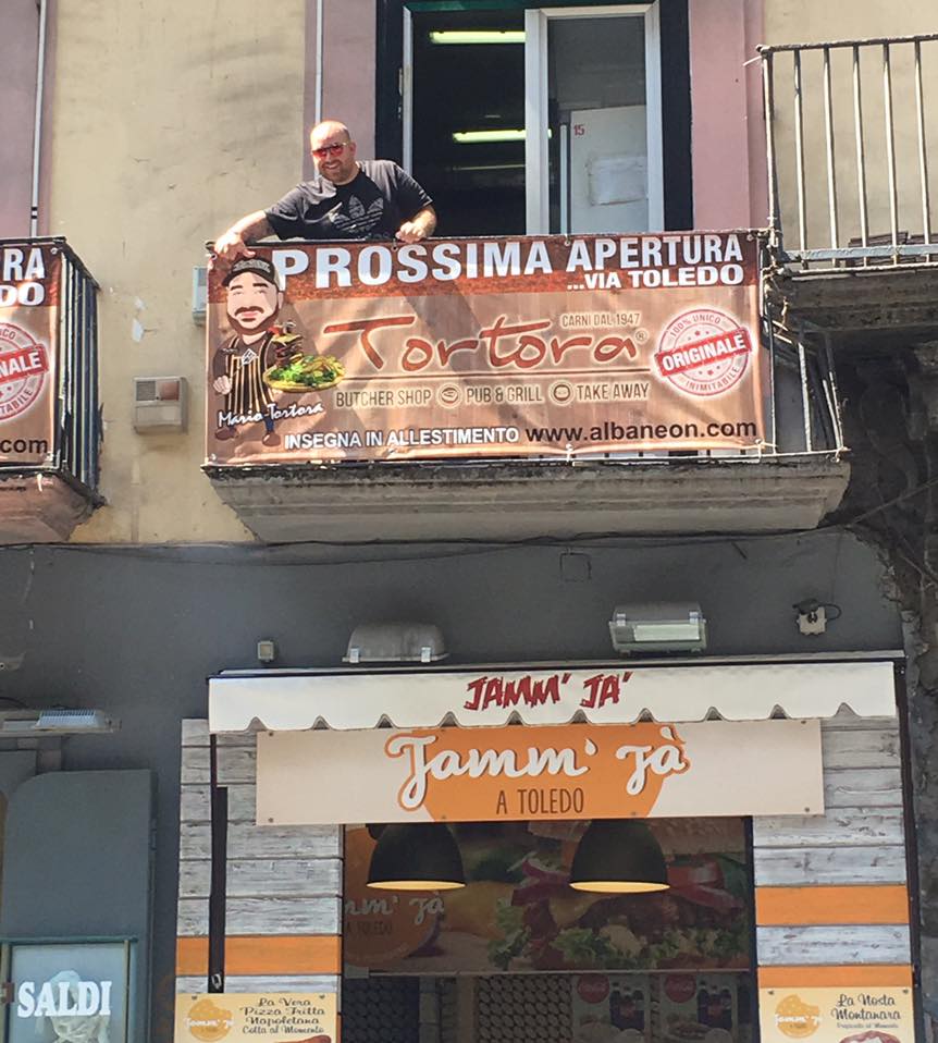 Mario Tortora apre hamburger via Toledo Napoli