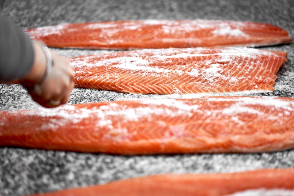 salmone-affumicato-salatura