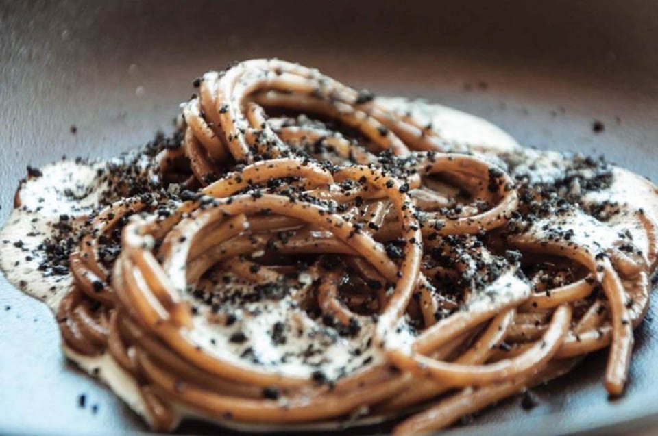 spaghetti-aglio-nero-anemoni-nastri