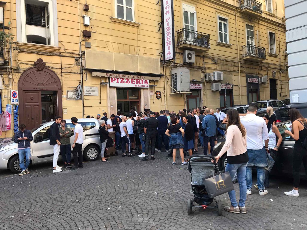 Antica Pizzeria Da Michele a Forcella Napoli fila per le pizze