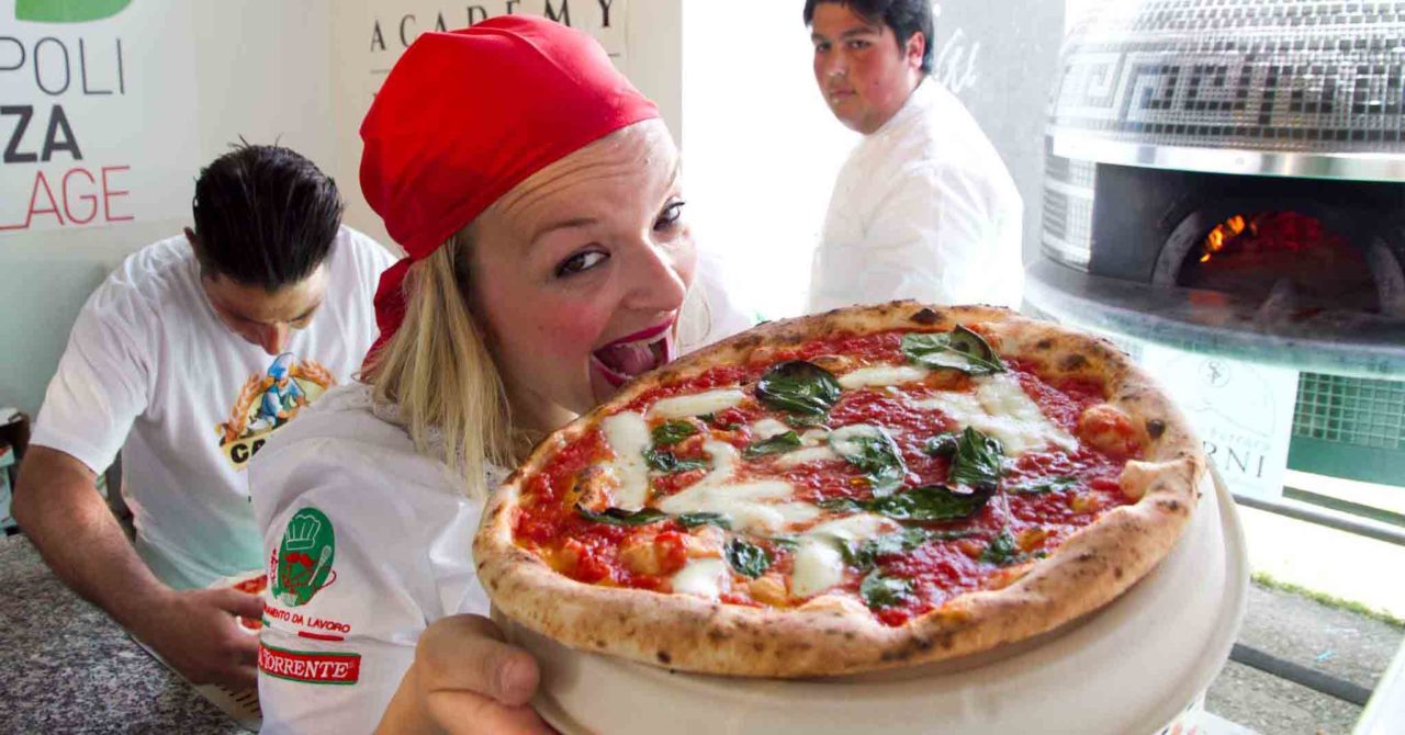 la pizza margherita della nuova pizzeria di Teresa Iorio in via Foria a Napoli