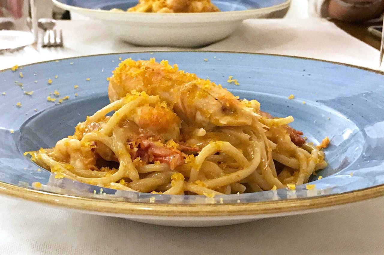 Spaghetti con gamberi rossi, scampi e bottarga