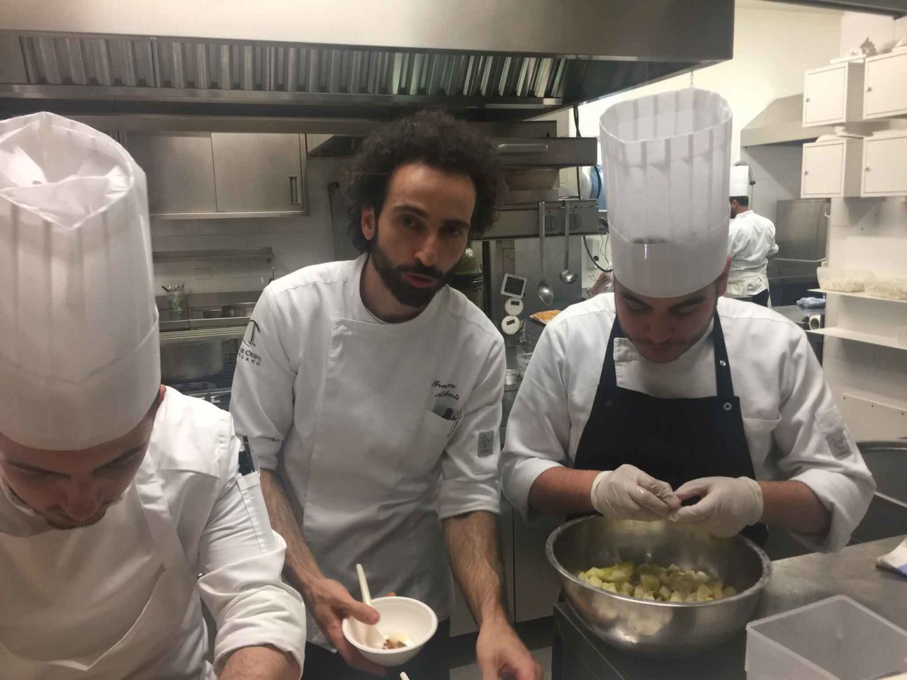 lo chef Franco Aliberti nella cucina del ristorante Tre Cristi Milano