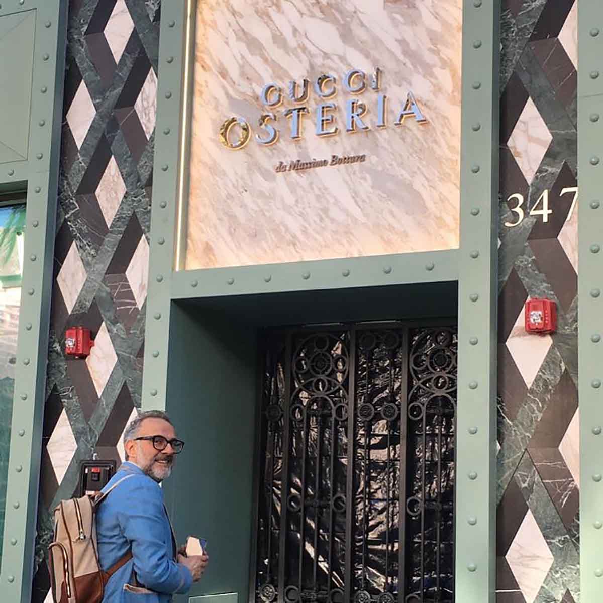 Massimo Bottura di fronte a Gucci Osteria Beverly Hills