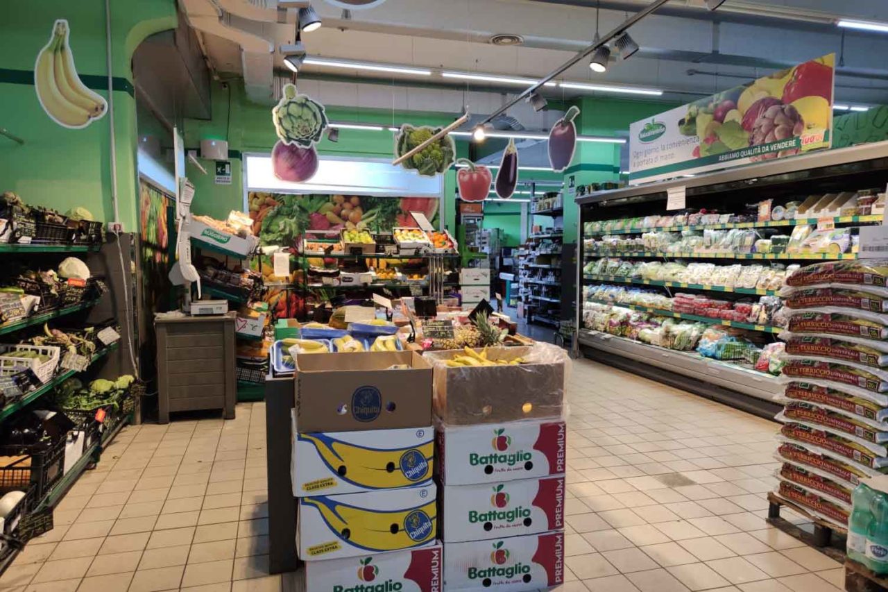 supermercato con verdura e frutta fresca
