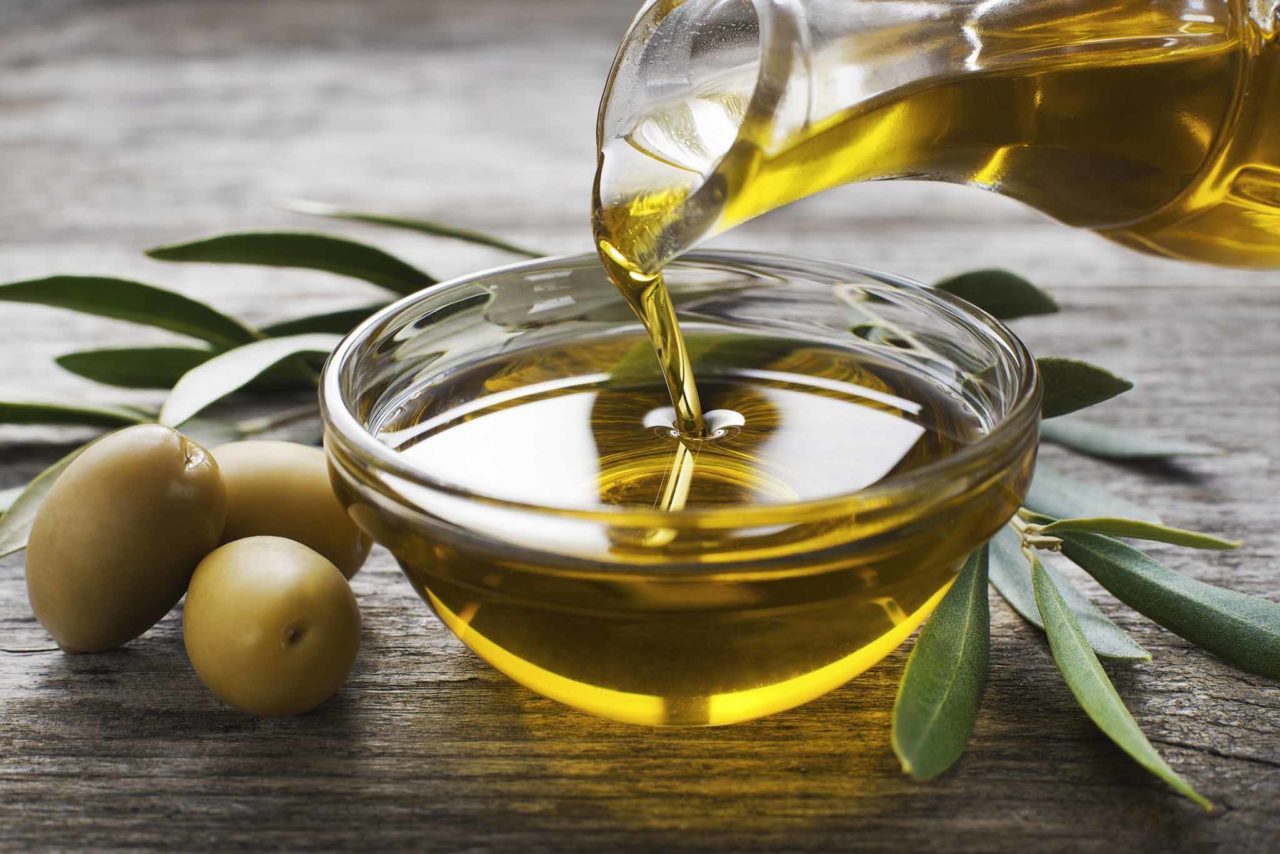 olio extravergine di oliva filo d'olio in ciotola