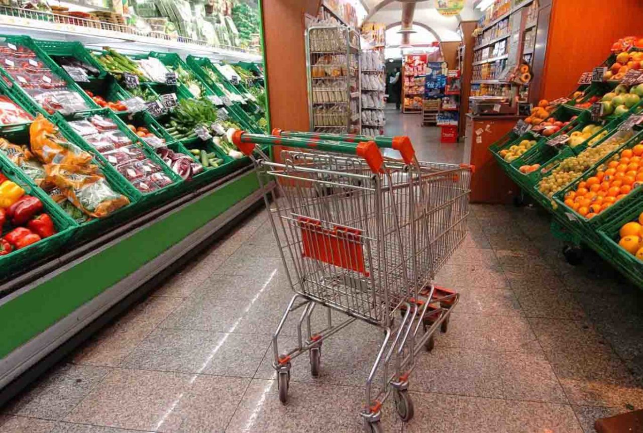 l'interno di un supermercato e i carrelli per la spesa