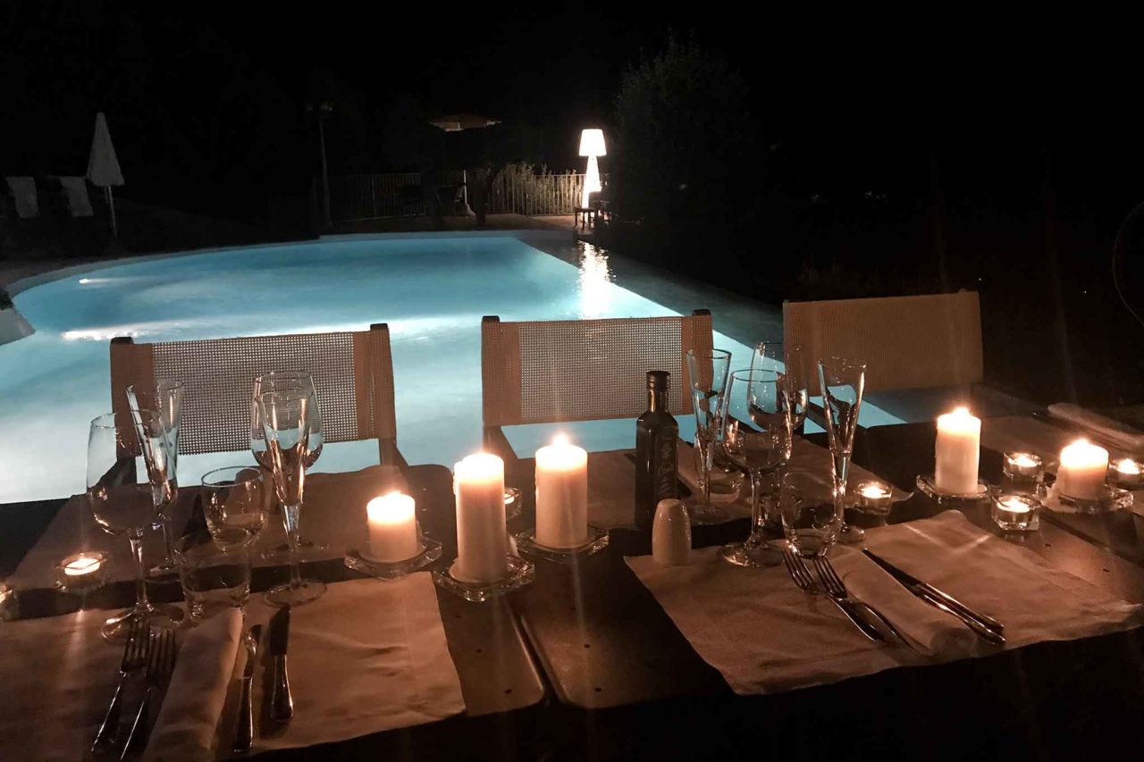 tavolo a bordo piscina Locanda Le Tre Sorelle Casal Velino ristorante di pesce in Cilento