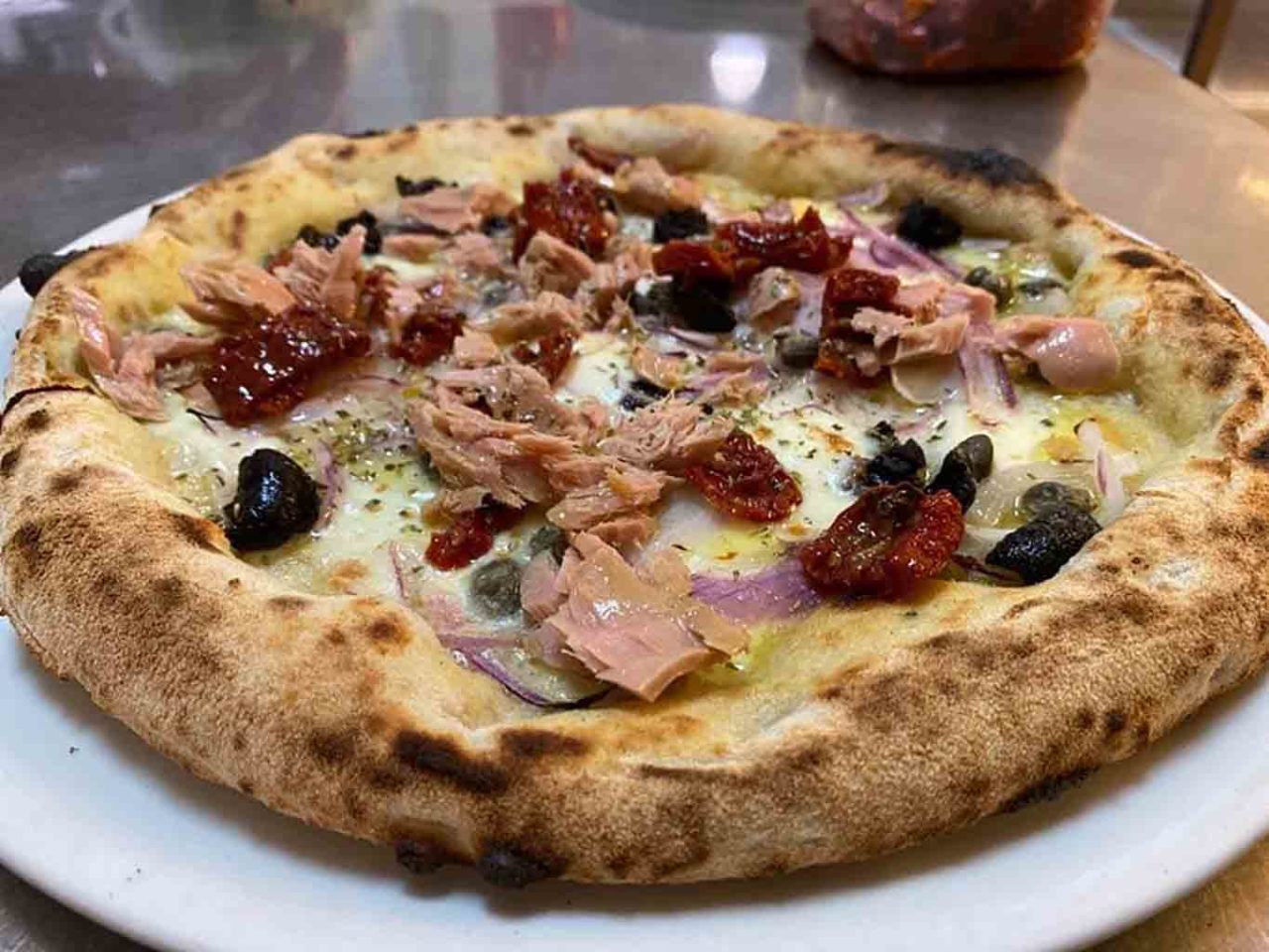 pizza tonno e cipolla pizzeria in un angolo di mondo Acireale Catania