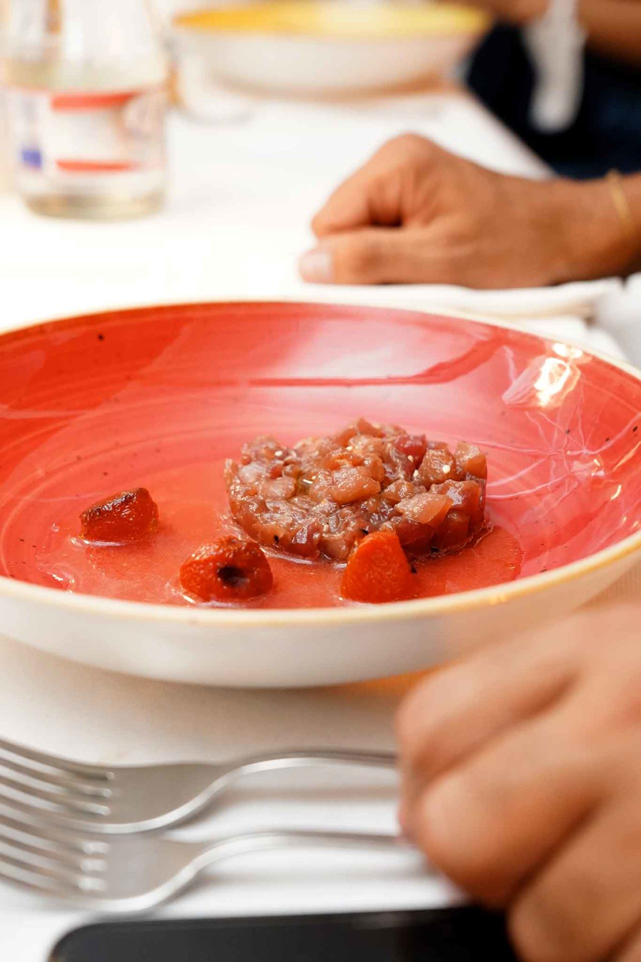 tartare di tonno Antonio Iacoviello con pomodori alla brace