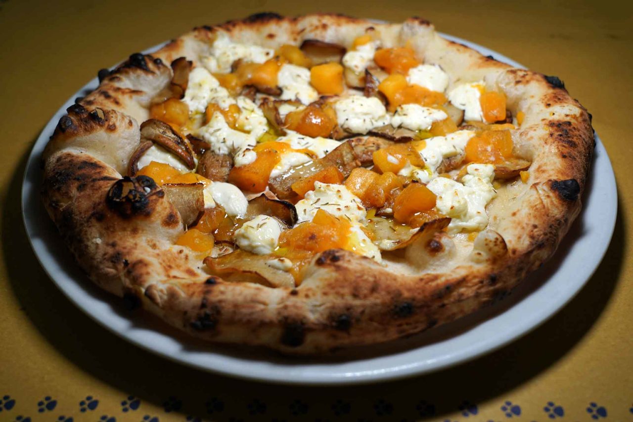 pizza funghi porcini e cachi pizzeria La Gatta Mangiona Roma 
