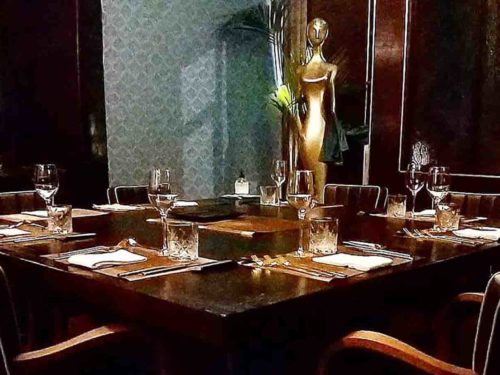 un solo tavolo al ristorante Grand Love Milano