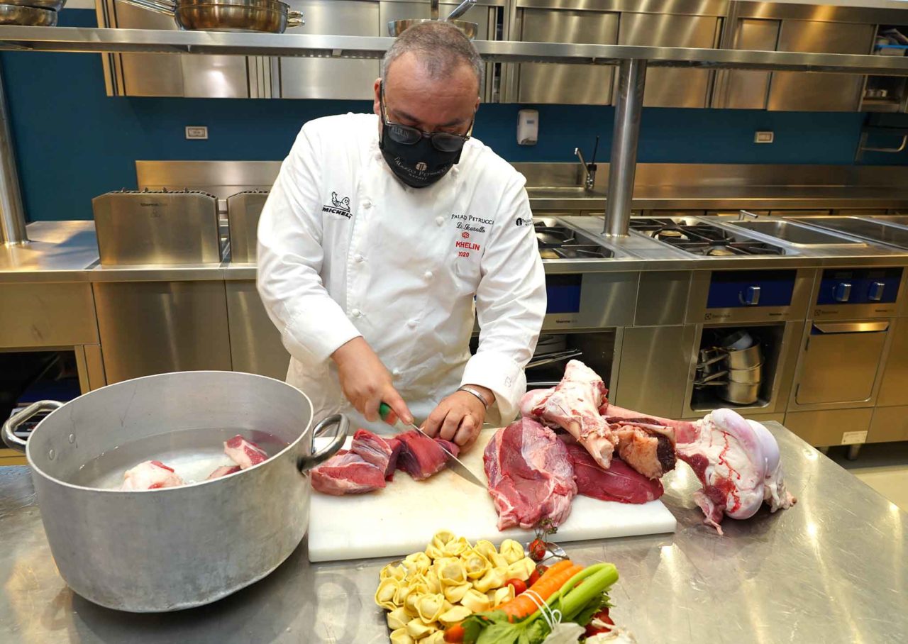 Lino Scarallo taglia la carne per il brodo