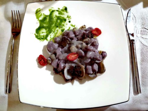gnocchi di patate viola con vongole e tartufo