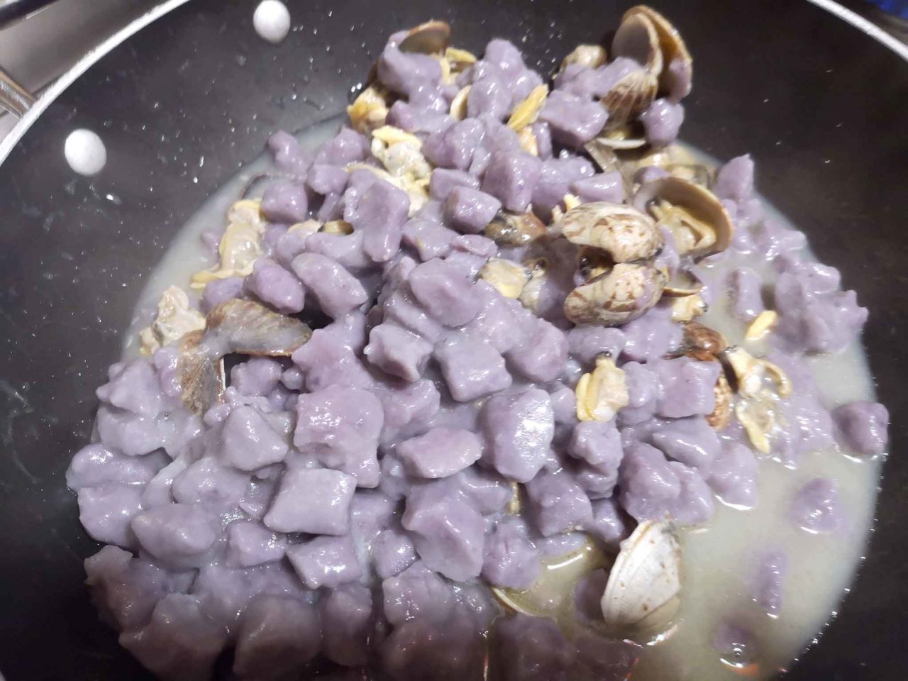 gnocchi di patate viola con vongole mantecatura