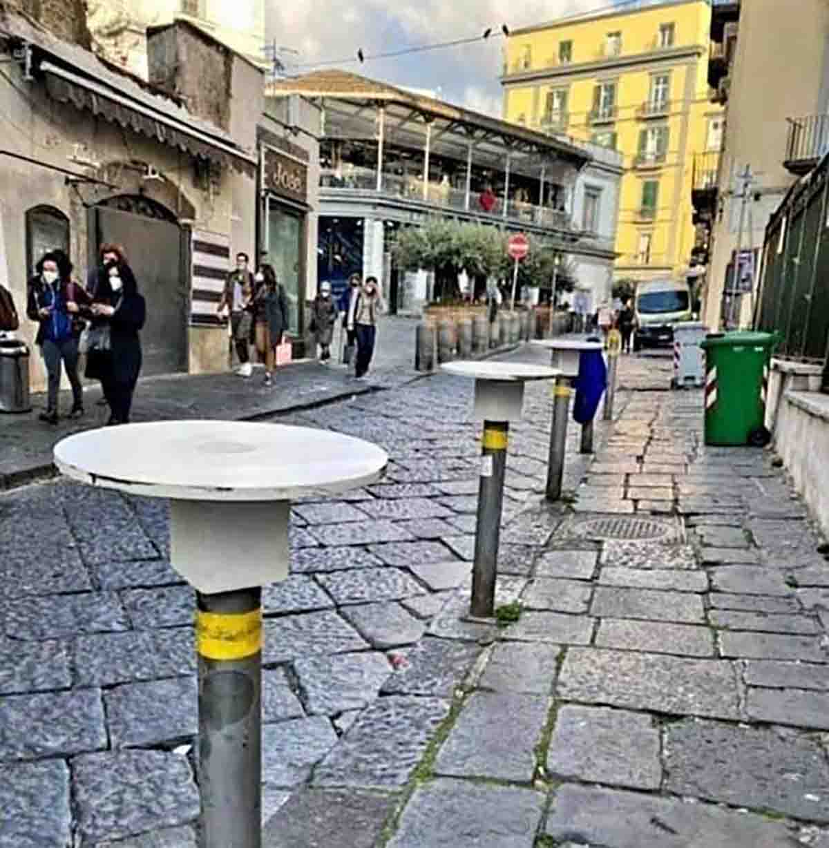 tavolini del bar sui paletti a Napoli