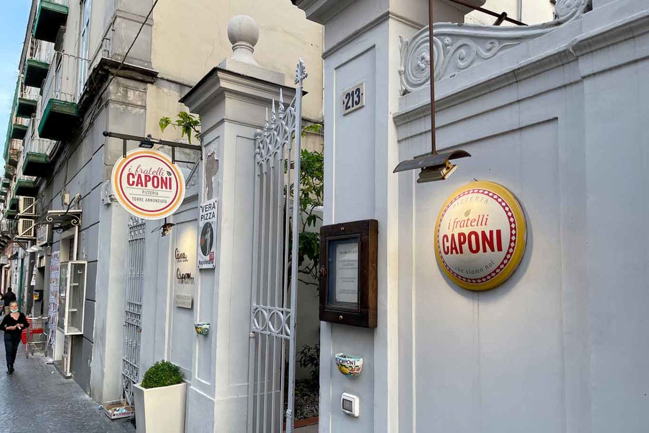 Casa Caponi pizzeria ristorante Torre Annunziata ingresso