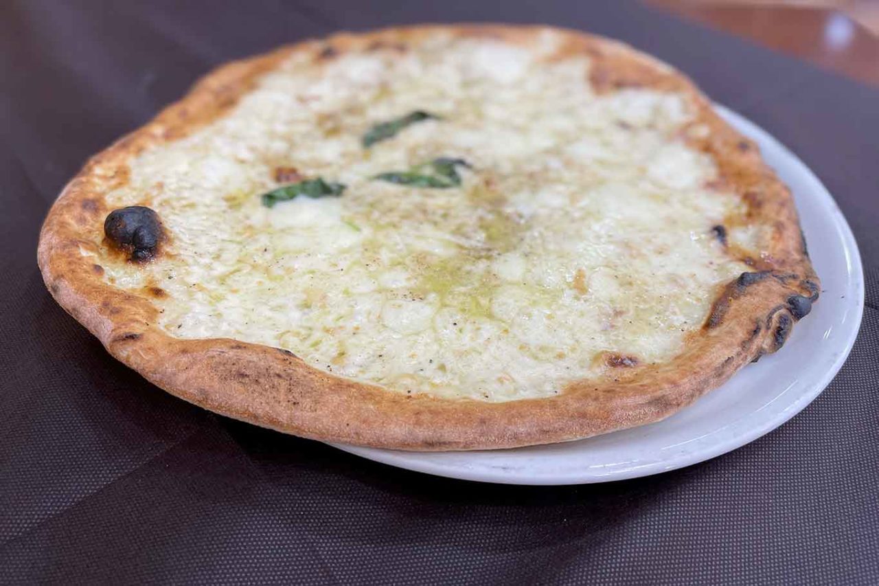 Pizzeria del Popolo Napoli pizza bianca con pepe