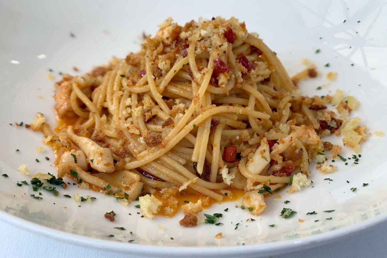 spaghetti aglio olio calamari gamberetti peperone dolce di Altino Trattoria del Mare da Tatillo Pescara 