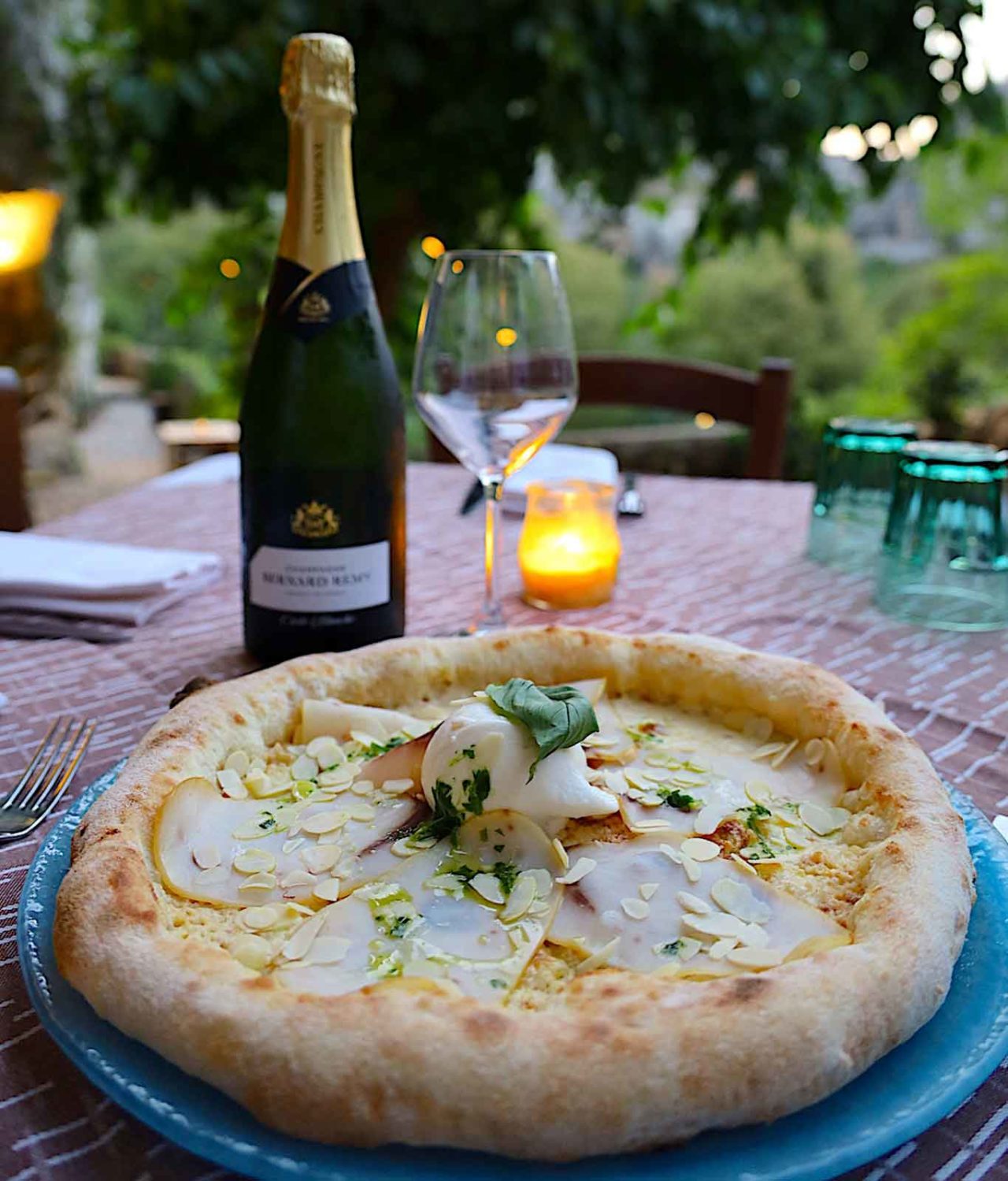 pizza Focallo della pizzeria Caveau celebrata da Selvaggia Lucarelli
