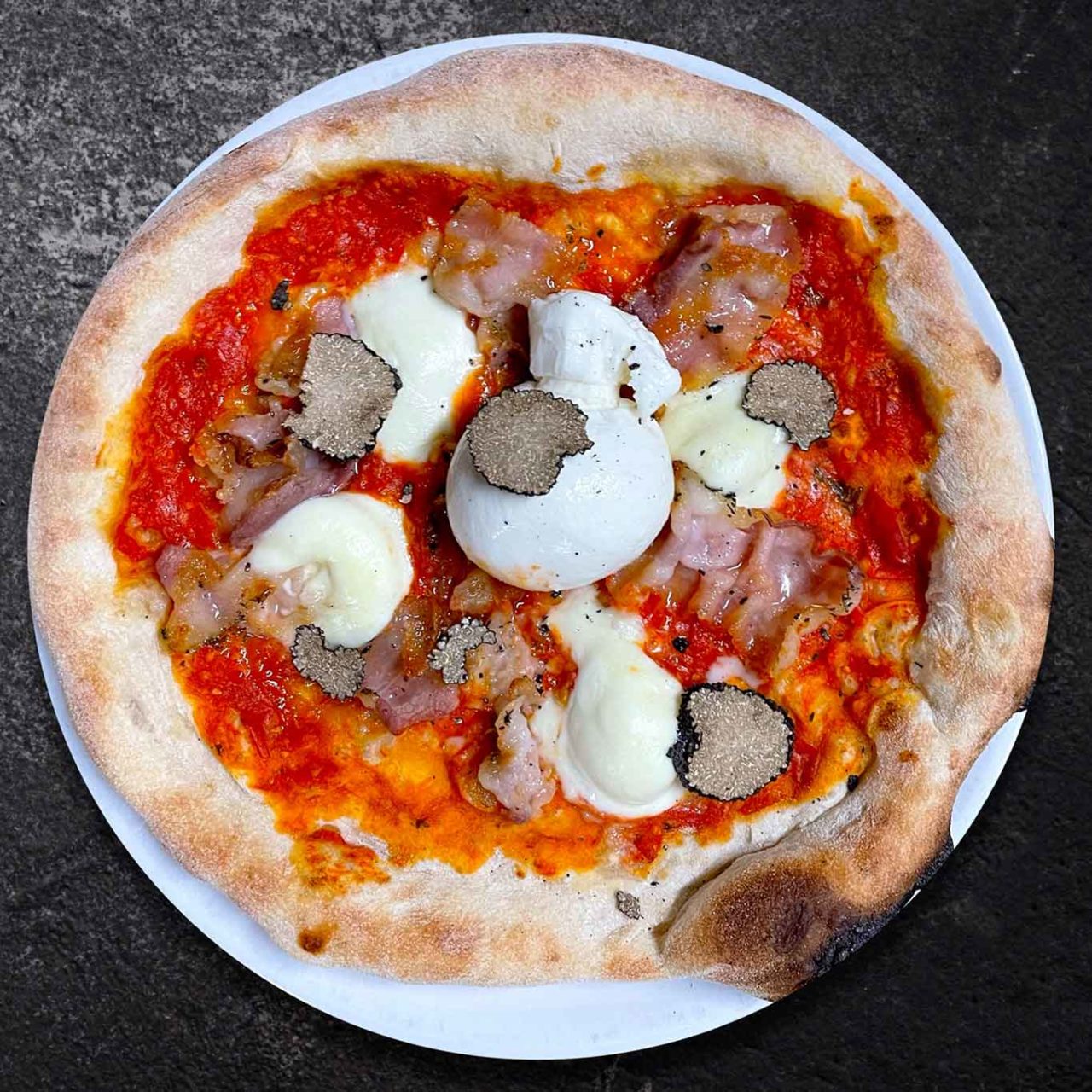 pizza Larderia della pizzeria Caveau celebrata da Selvaggia Lucarelli