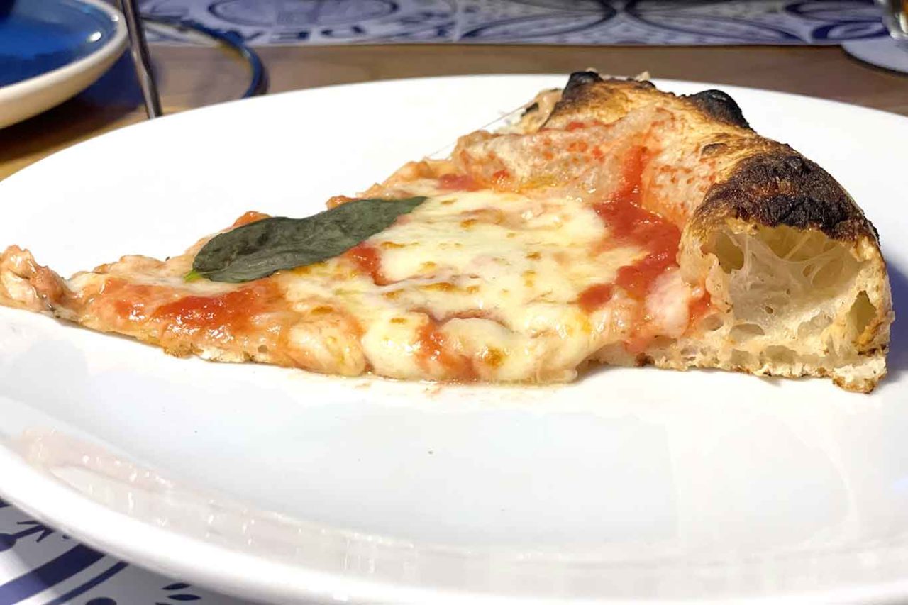 pizzeria Re Denari Salerno: spicchio pizza