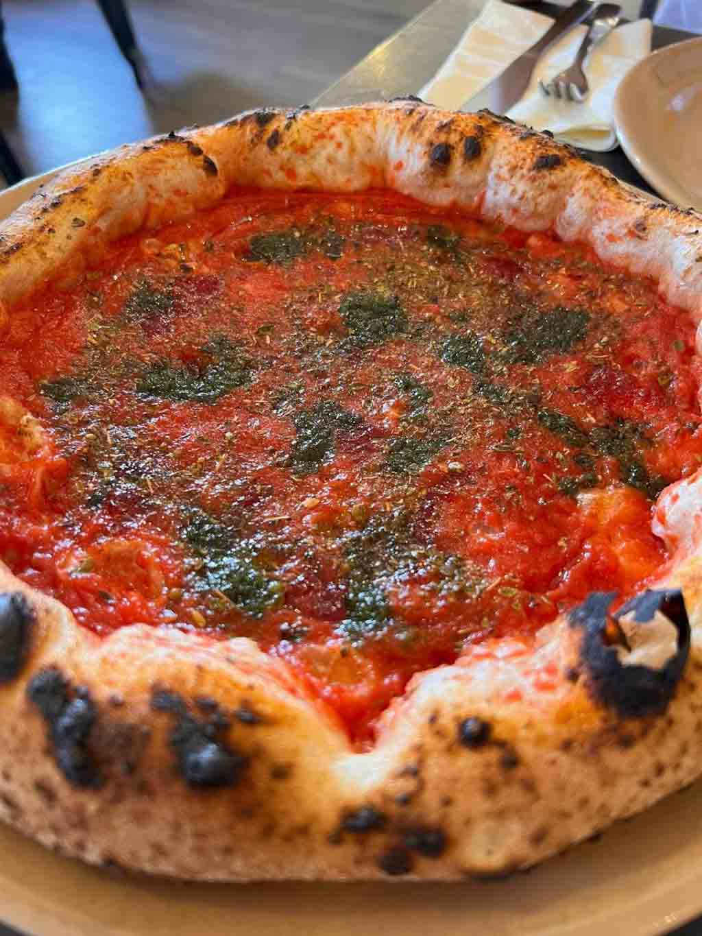 Pizzeria Diego Vitagliano a Napoli Santa Lucia pizza marinara sbagliata