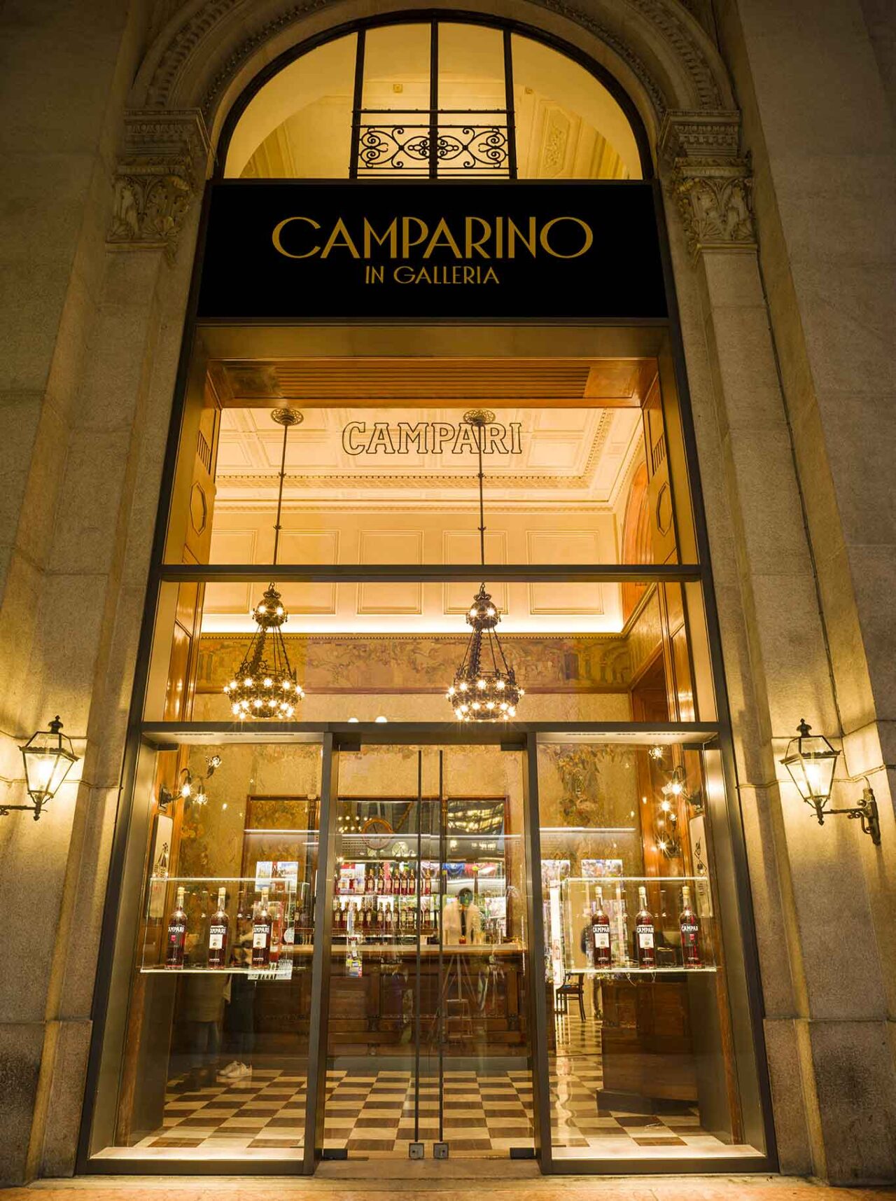 Raffinato e bellissimo anche oggi il Camparino in Galleria di Milano. Qui l’ingresso al tempio dell’aperitivo