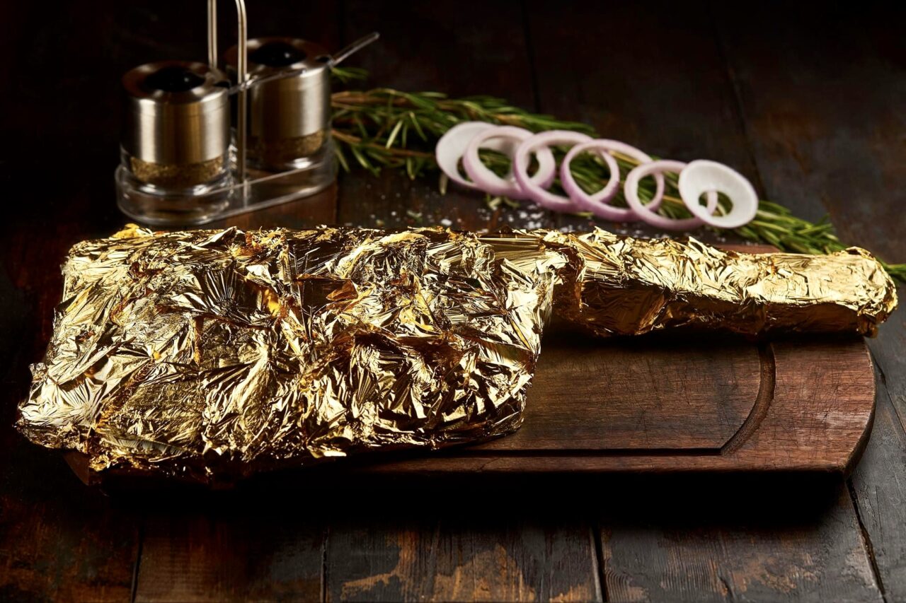 La bistecca avvolta in foglia d’oro di nusr-et la catena di Salt Bae