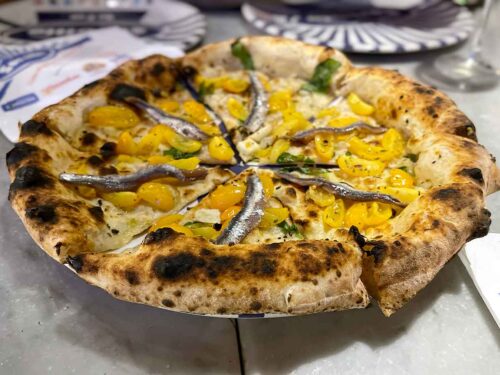 pizza con le alici pizzeria Sorbillo ai Tribunali Napoli