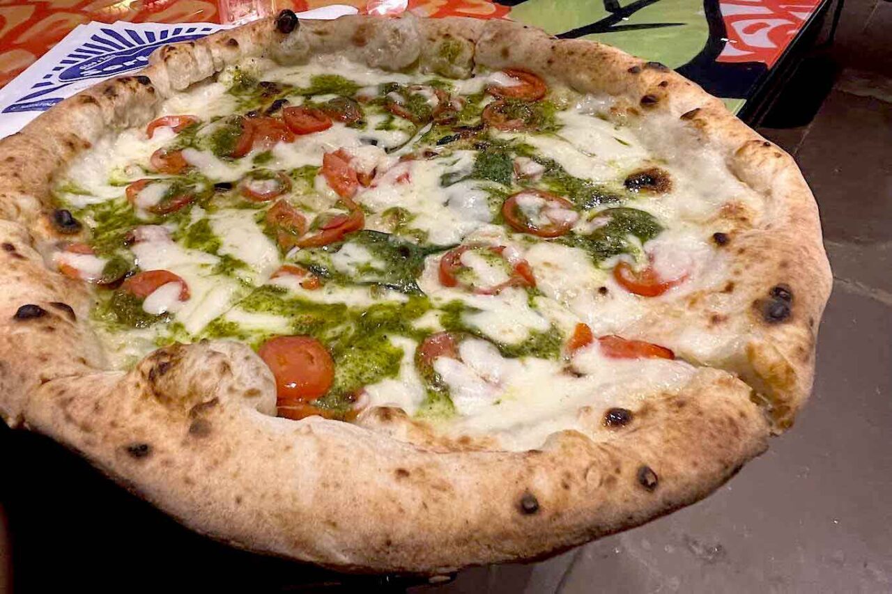 pizzeria Gino Sorbillo a Torino pizza pesto di basilico