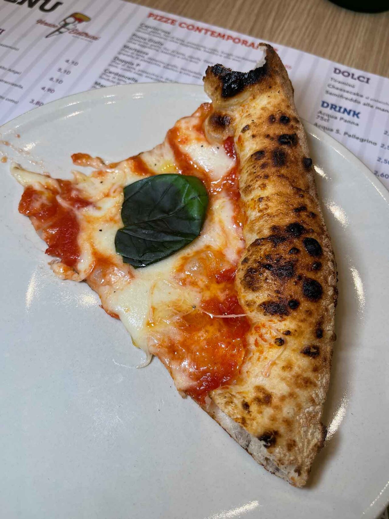 pizza margherita pizzeria Verace Elettrica nel centro commerciale di Milazzo in Sicilia 