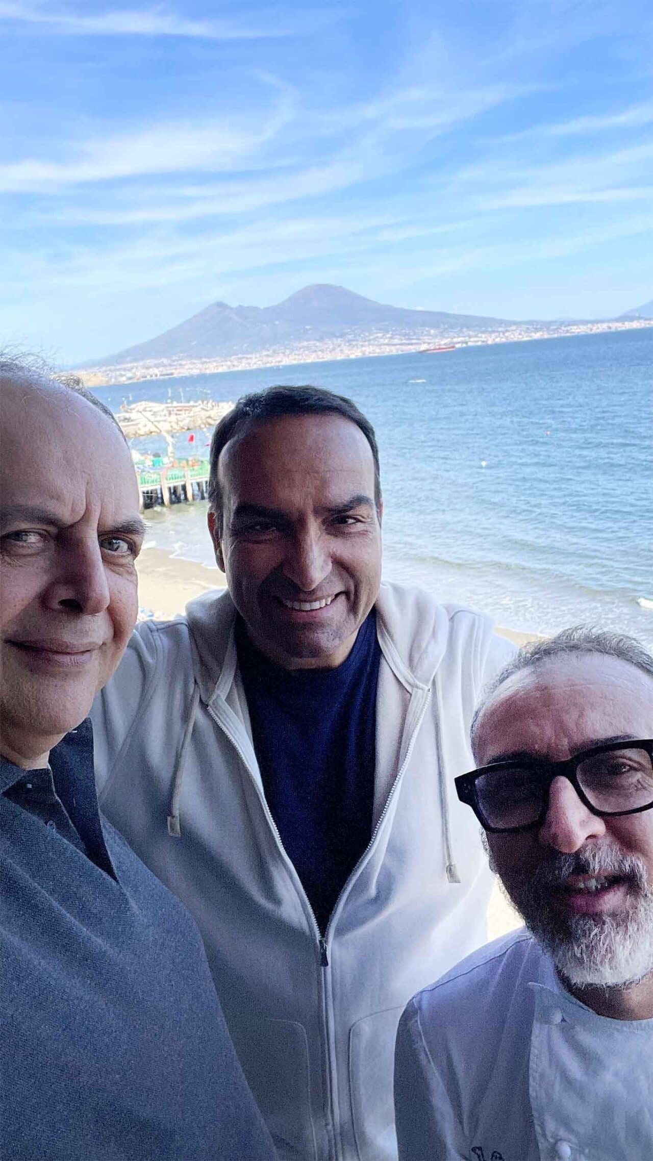 Vincenzo Pagano, Edoardo Trotta e Lino Scarallo davanti alla spiaggia degli scudetti del Napoli