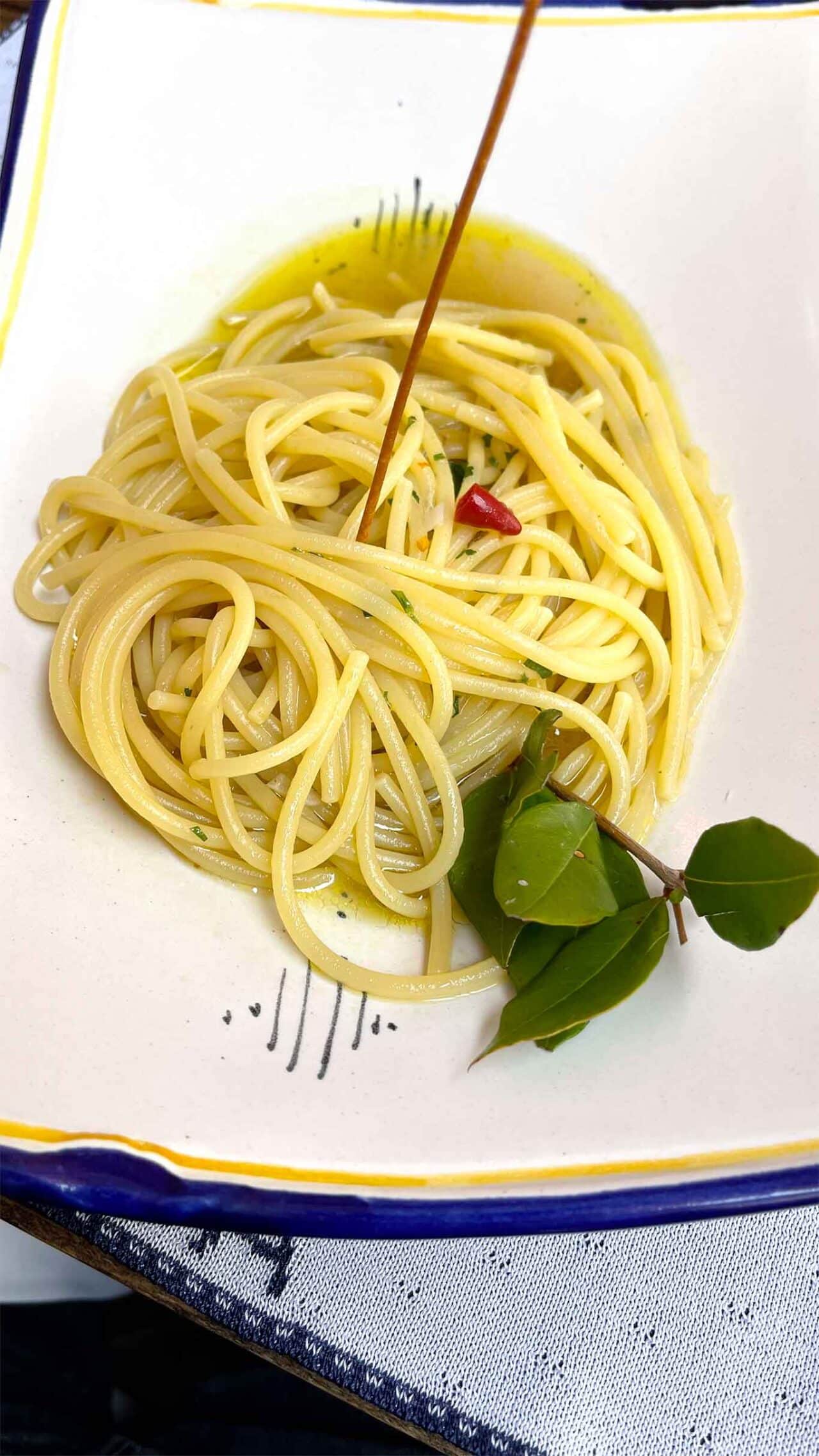gli spaghetti con la colatura di alici del ristorante Acquapazza a Cetara
