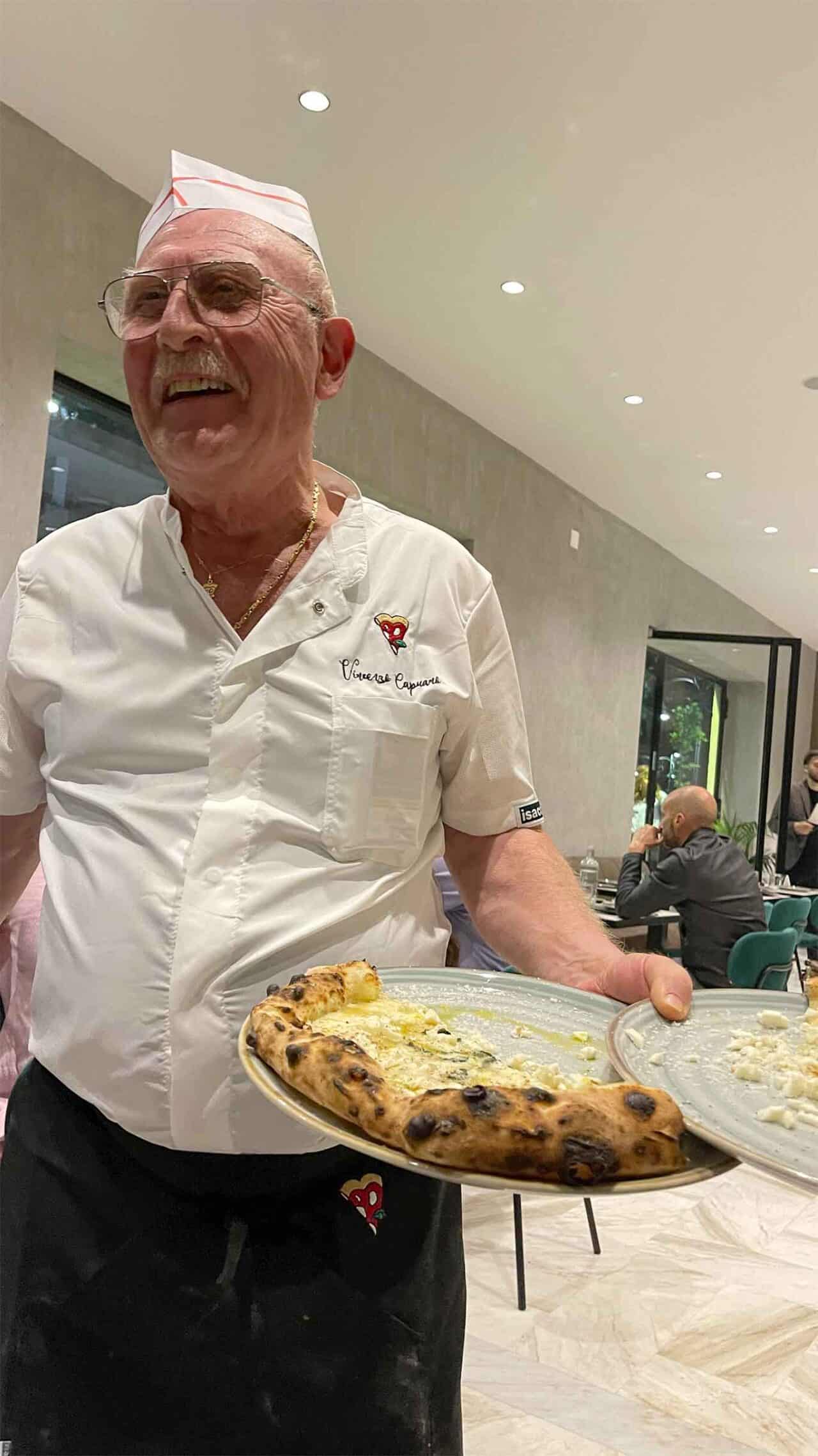 Nonno Enzo nella pizzeria Vincenzo Capuano ad Avellino