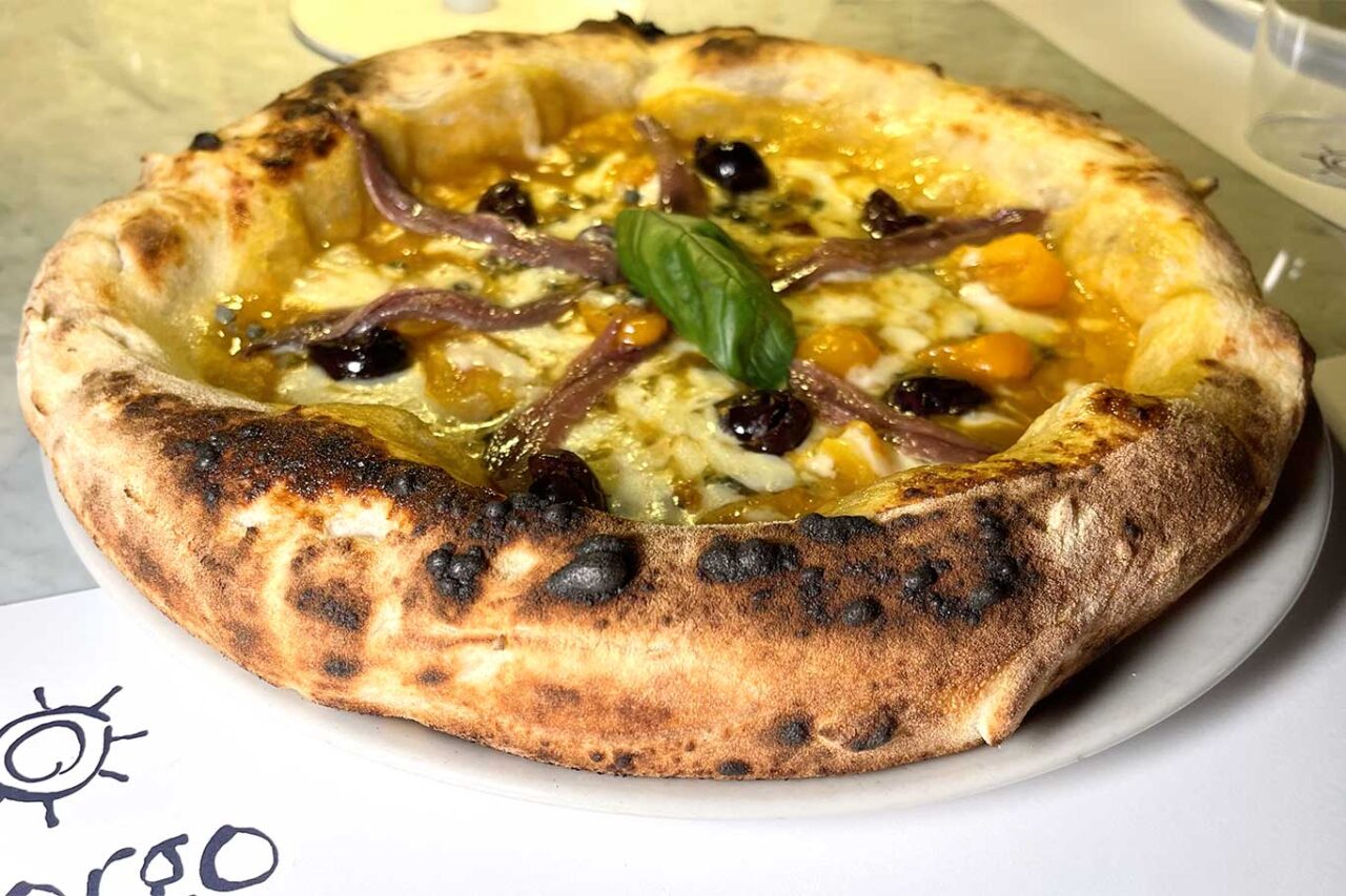 pizza con alici del Cantabrico alla pizzeria il Borgo ad Acciaroli in Cilento 