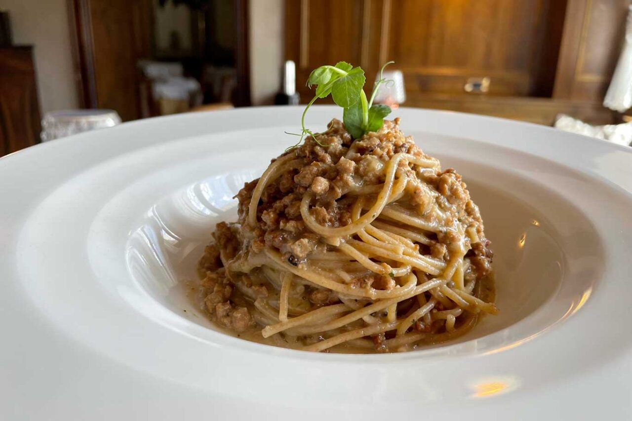 spaghettini al ragù bianco del ristorante Il Capriolino a Vodo di Cadore sulle Dolomiti 