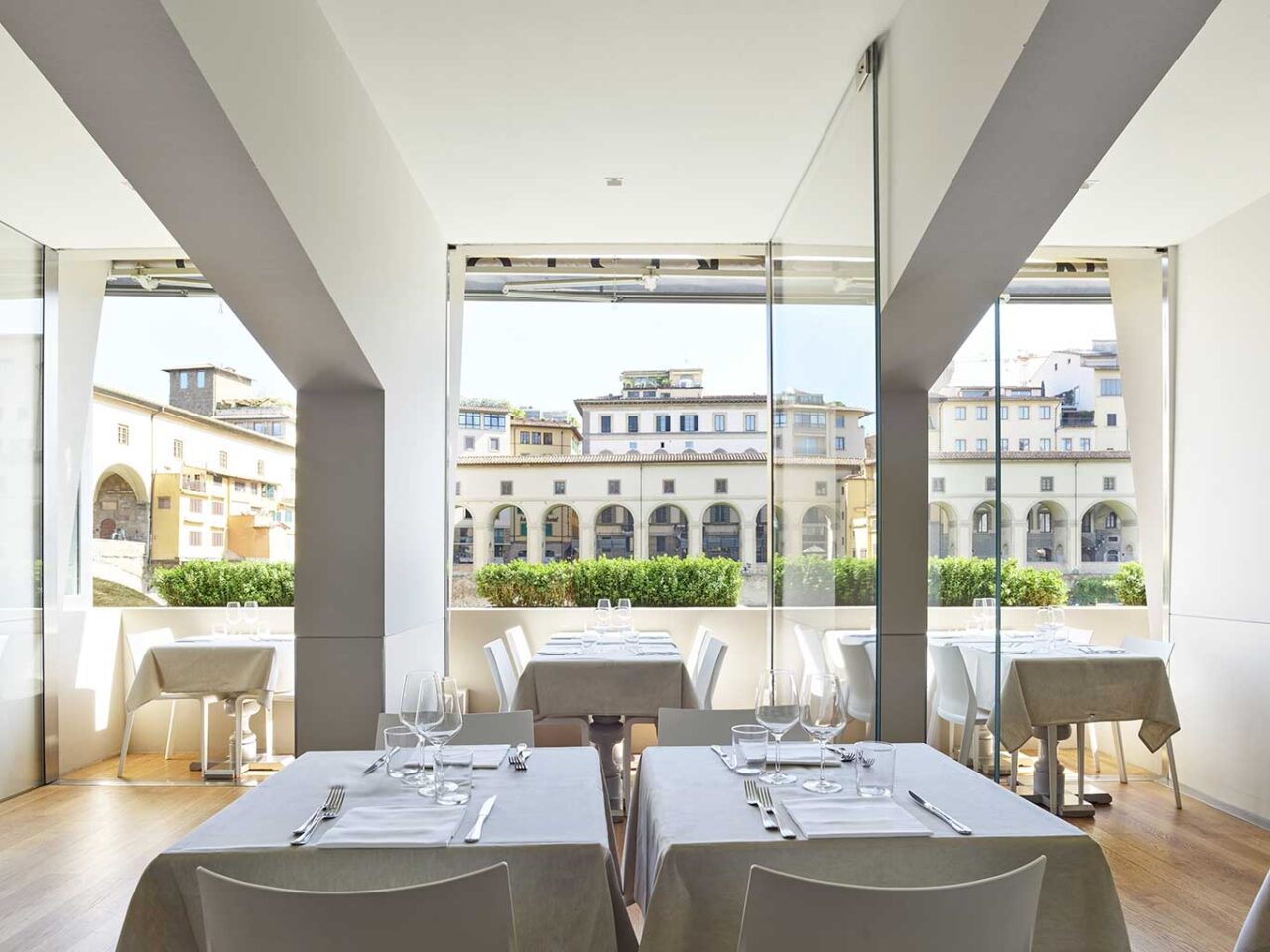 tavoli del ristorante Golden View a Firenze 