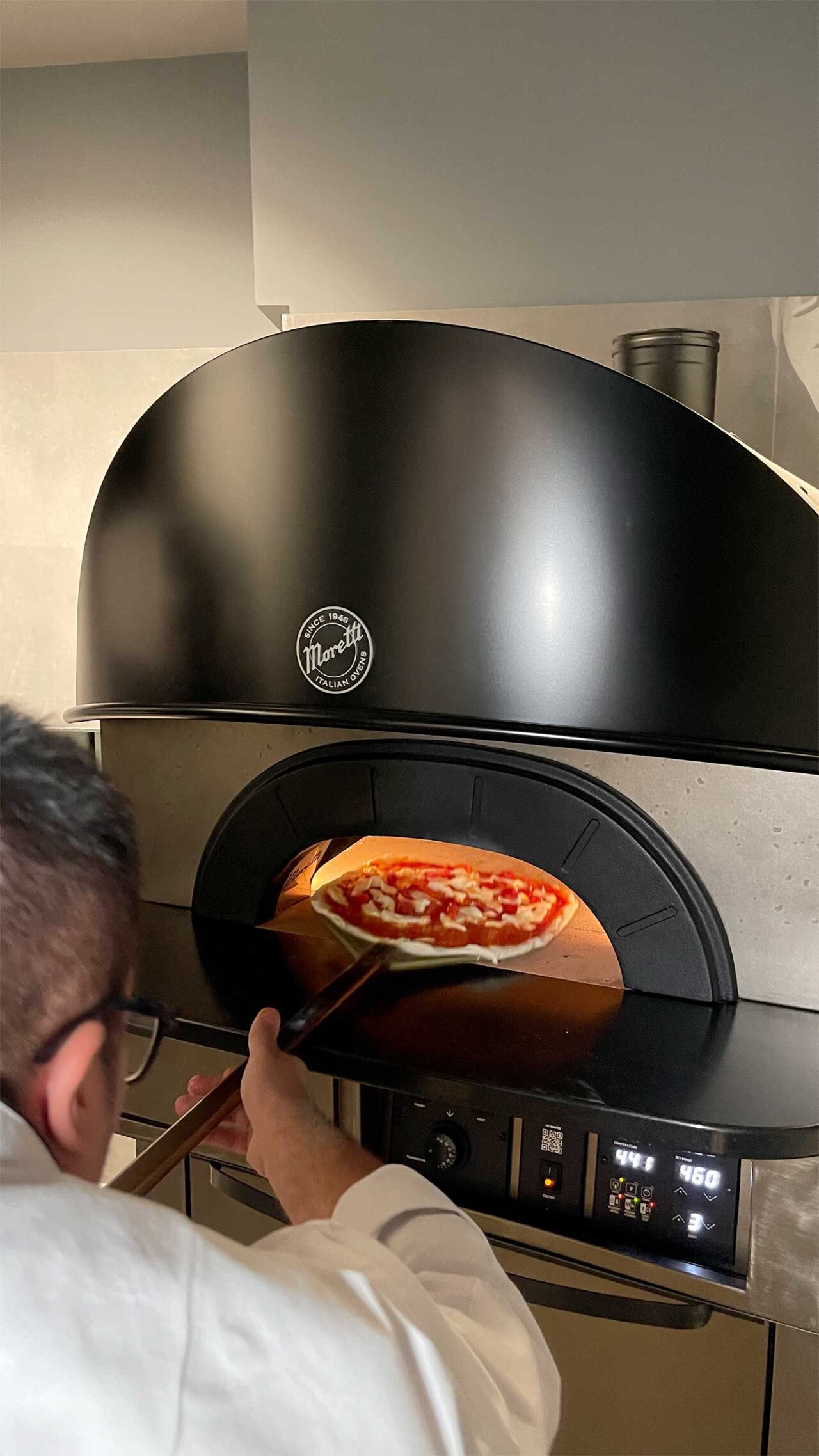 la cottura nel forno elettrico della pizza della pizzeria Bro a Napoli