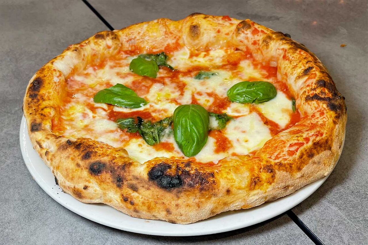 la pizza margherita della  pizzeria Pucci e Manella a Formia