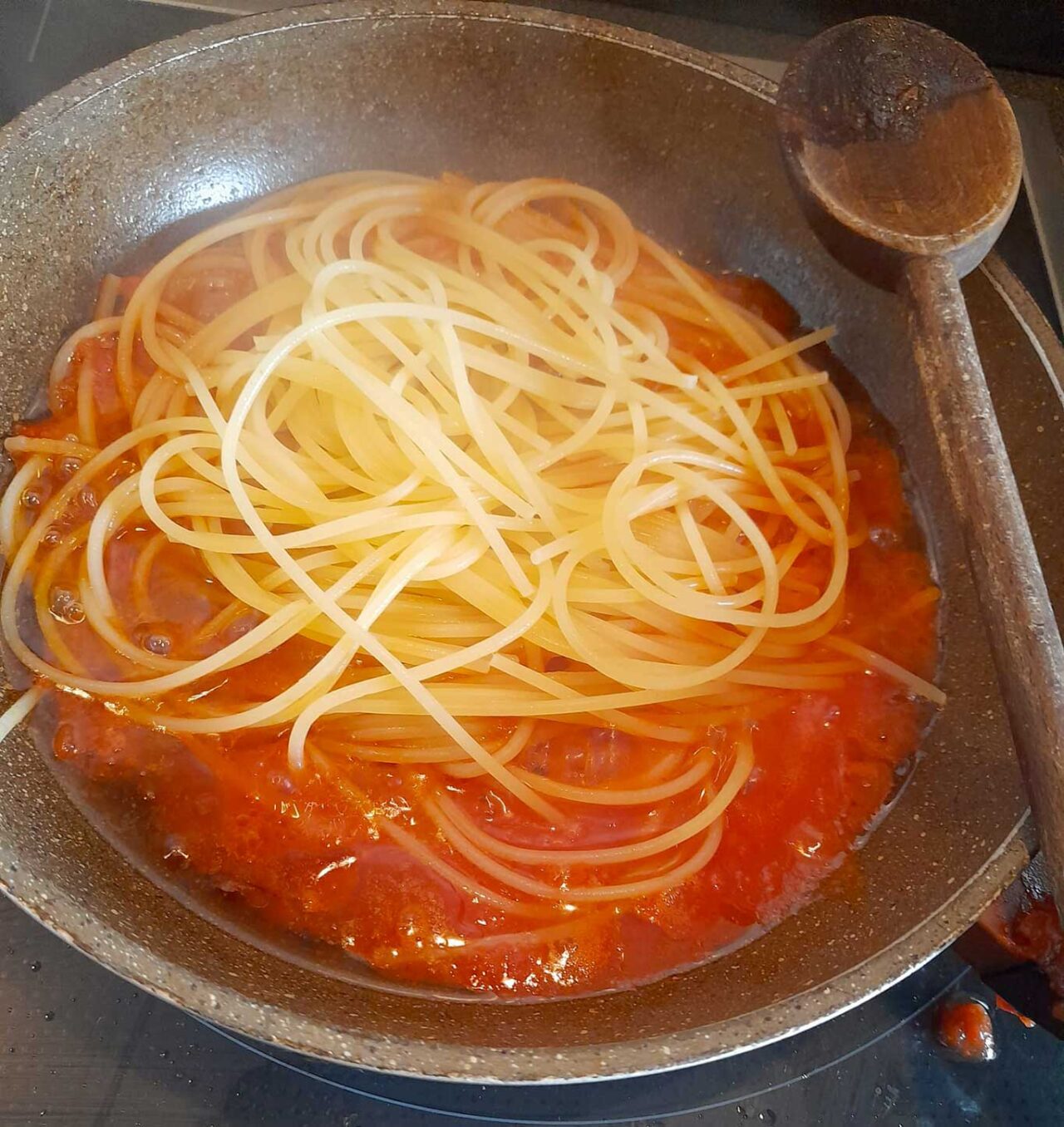 spaghetti all'assassina: la vera ricetta li vuole sbollentati