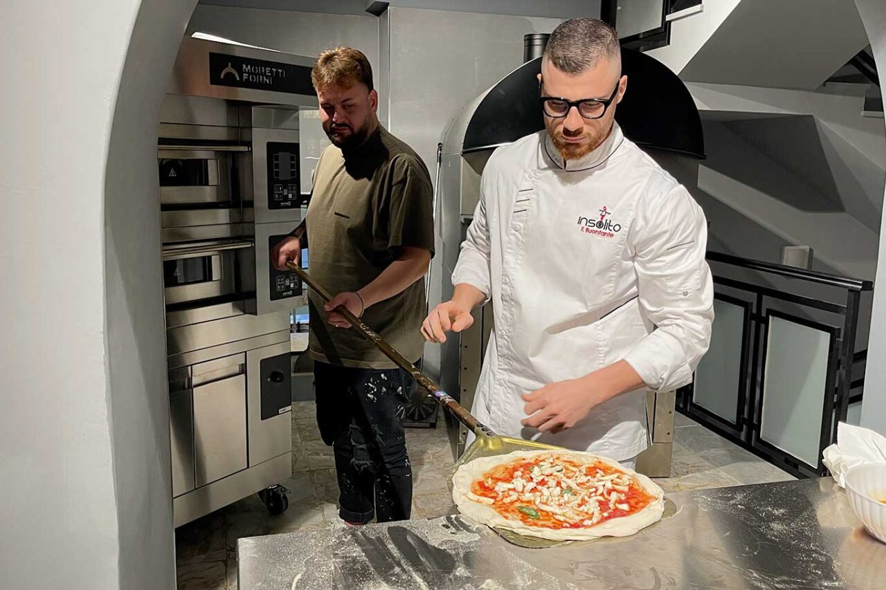 la pizza di Insolito Cucina e Pizzeria a Napoli in preparazione al Club della Pizza