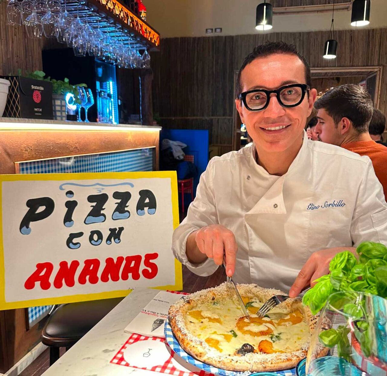 Gino Sorbillo e la pizza all'ananas