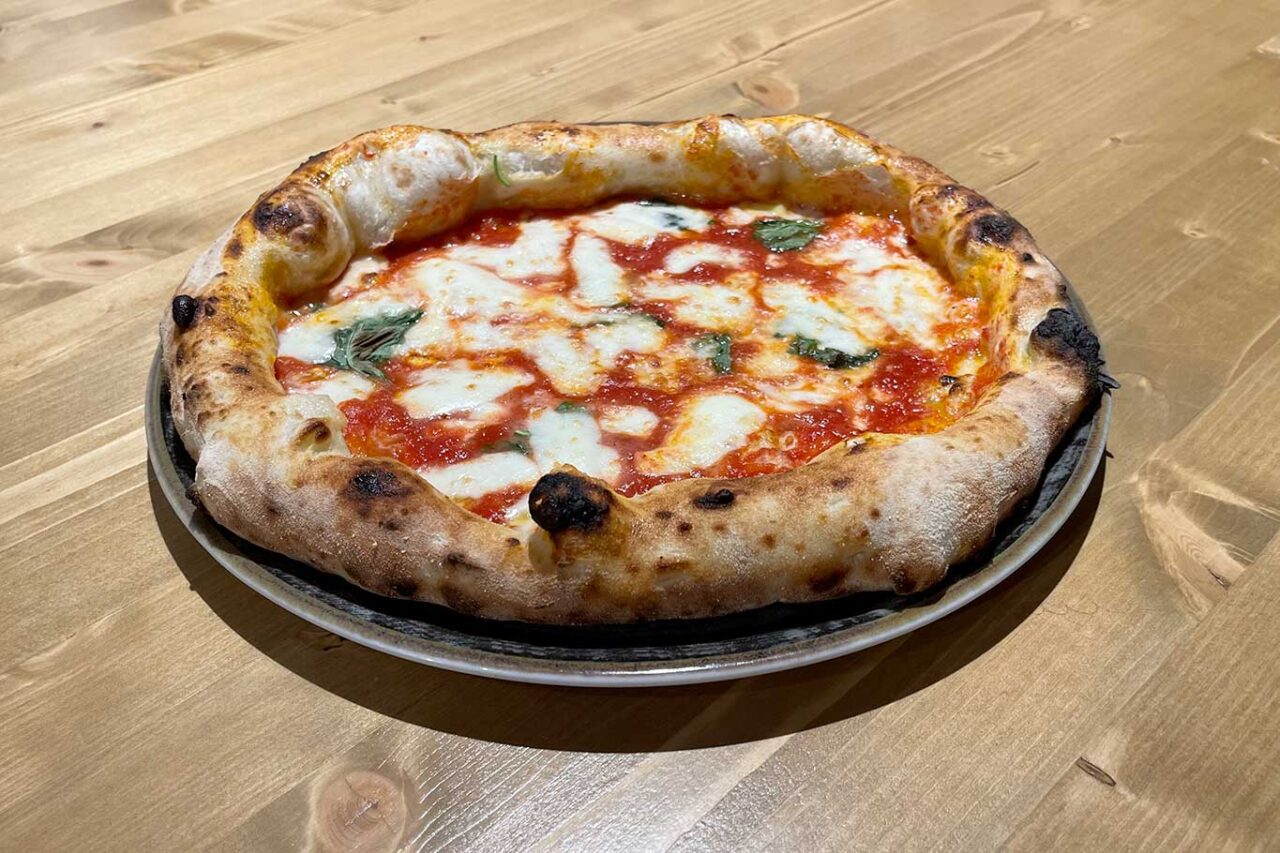 la pizza margherita di Insolito Cucina e Pizzeria a Napoli