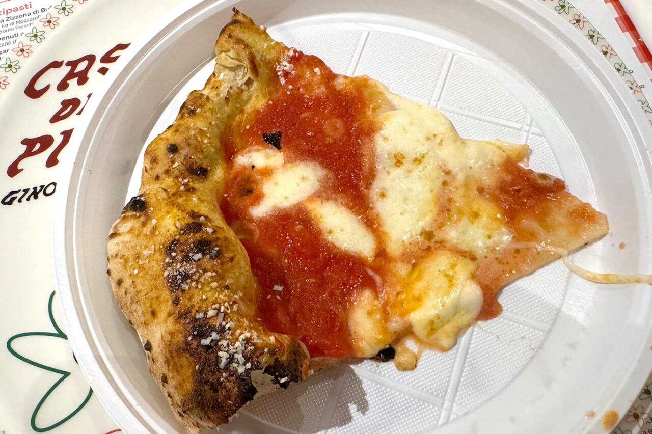 la pizza margherita alla Casa della Pizza di Gino Sorbillo al Vomero, quartiere di Napoli